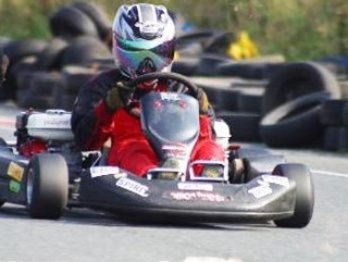  Proporcionamos overoles de carreras y cascos de choque